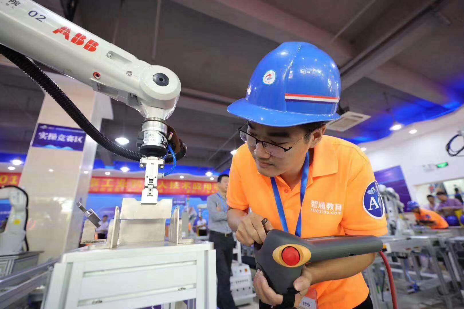 东莞实现机器换人想学abb工业机器人编程培训到智通