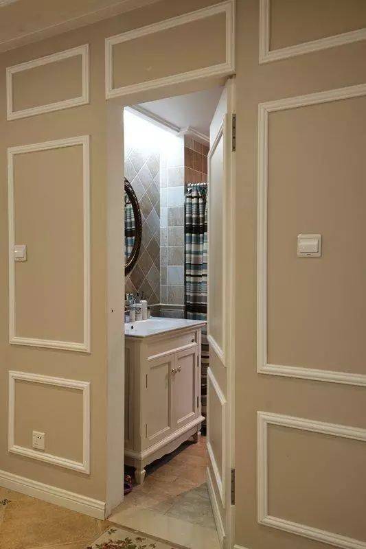 玄关的位置安装隔断墙来做一个视线之间的阻断的话,那么就直接把卫生