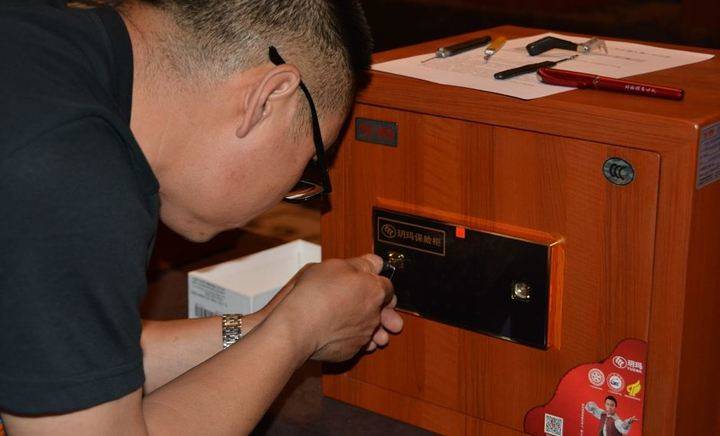 大王保险柜没电了 大王保险箱开锁方法