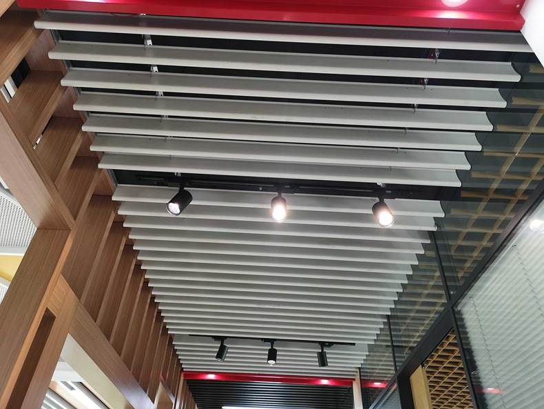 铝挂片天花吊顶滴水铝天花厂家