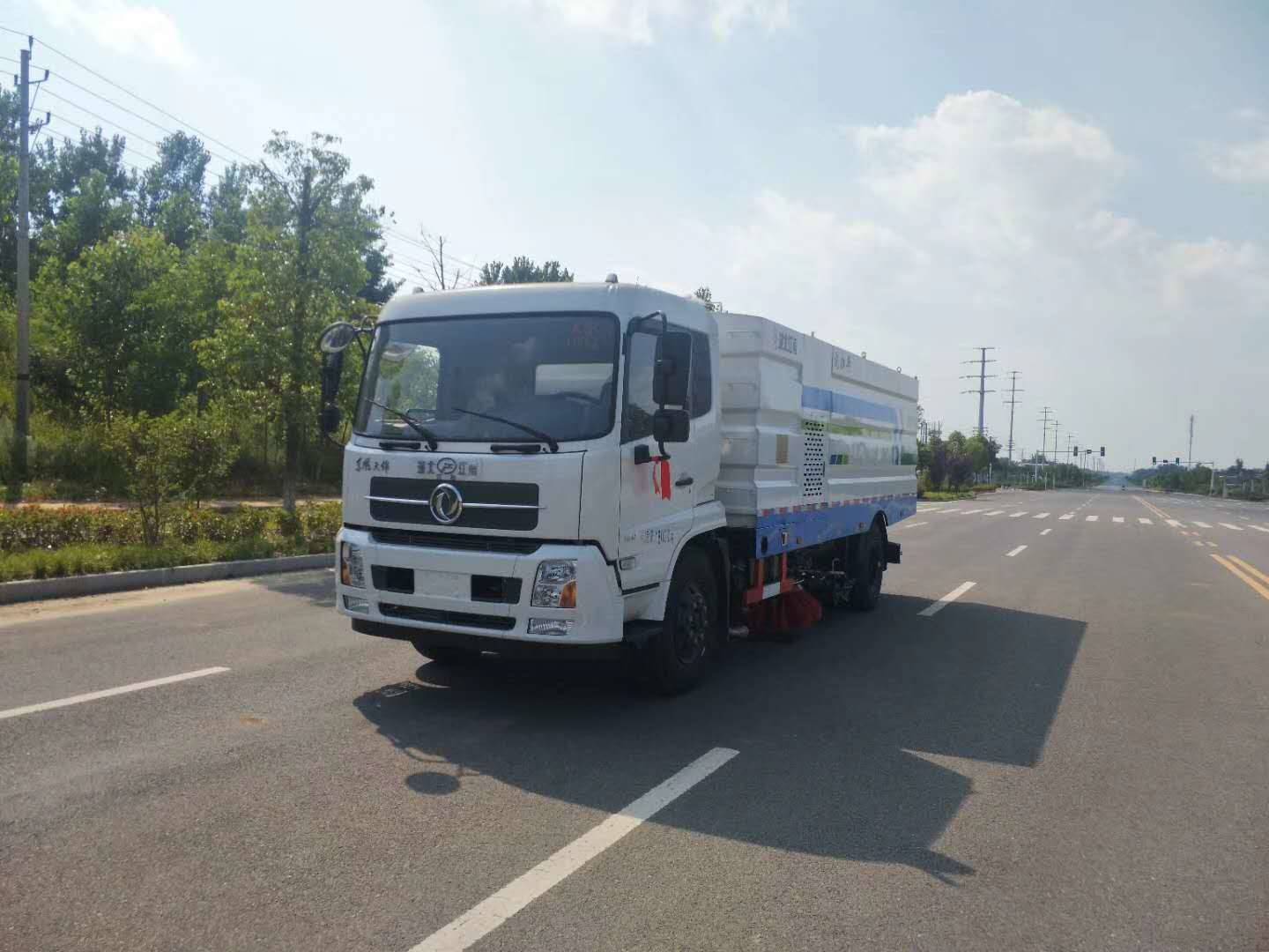 洗掃車廠家直銷---東風天錦洗掃車