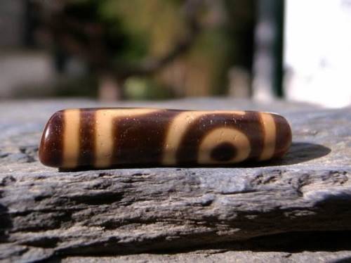 西藏老天珠图片,天珠中九眼天珠是为上品的,据说世界上只有两颗真的