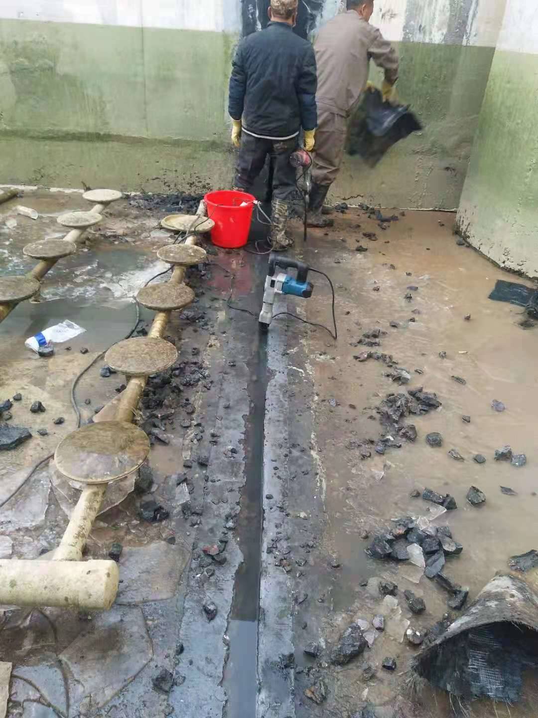 2,一般造成水池堵漏都是由于出现了施工缝渗漏造成的,如果施工缝在