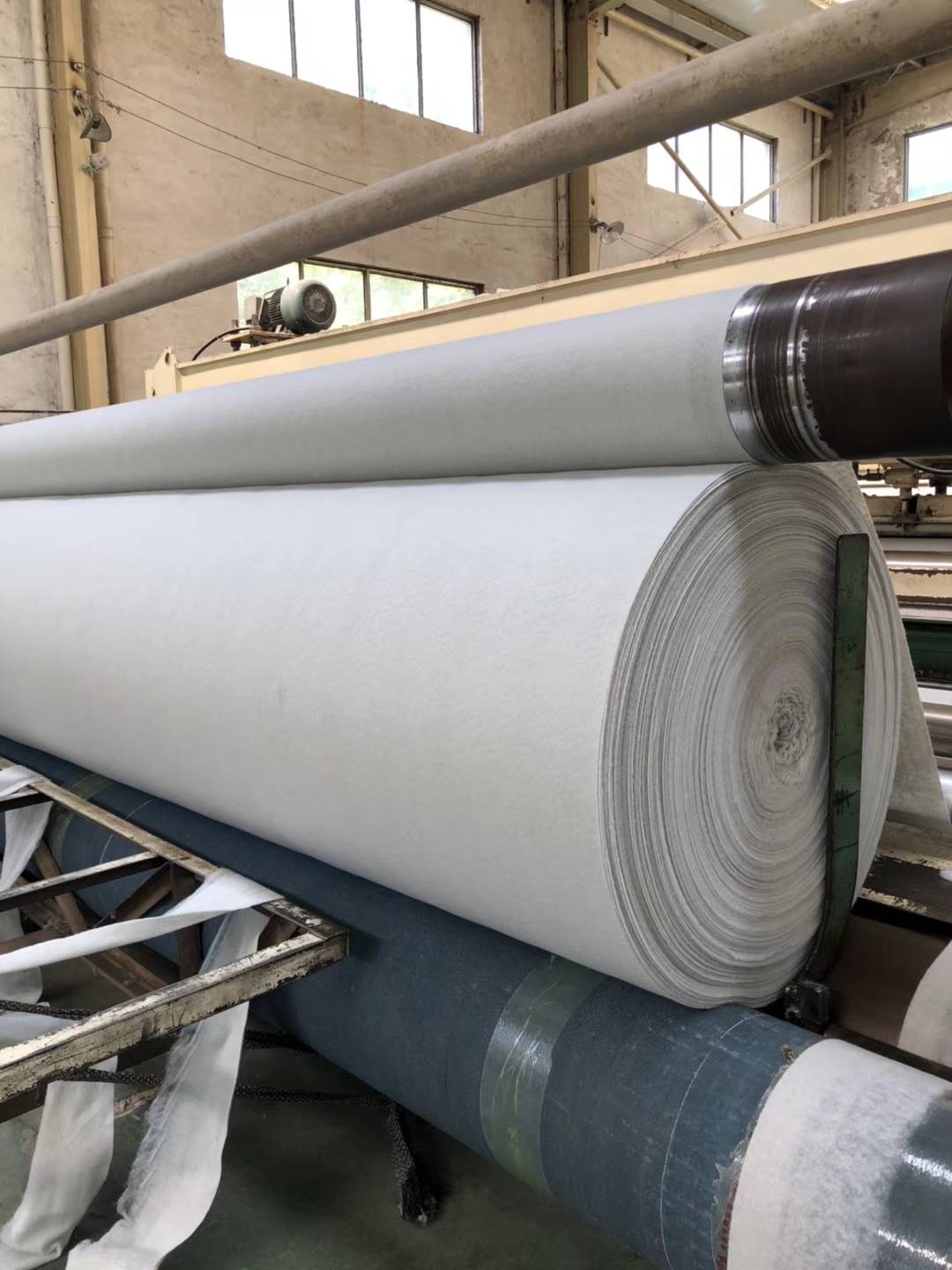 山东建通厂家短丝纤维土工布公路加筋用短丝布土工布施工事项