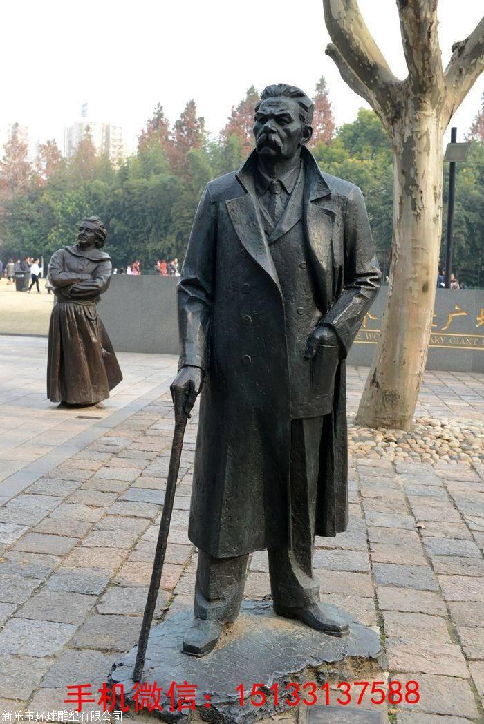 2,名人雕塑:以国内外各大名人为雕刻对象的雕塑,如,爱因斯坦等.