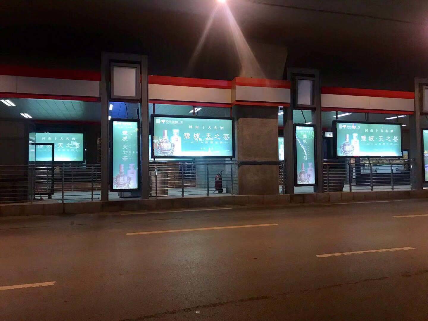 郑州brt候车亭快速公交站台灯箱广告