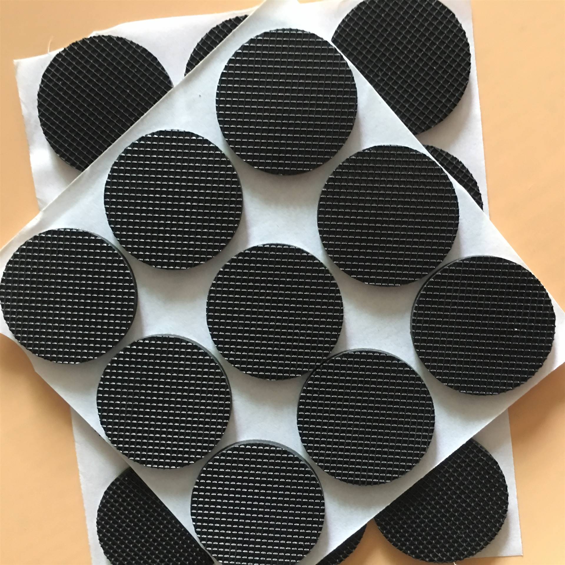 黑色圆形橡胶垫