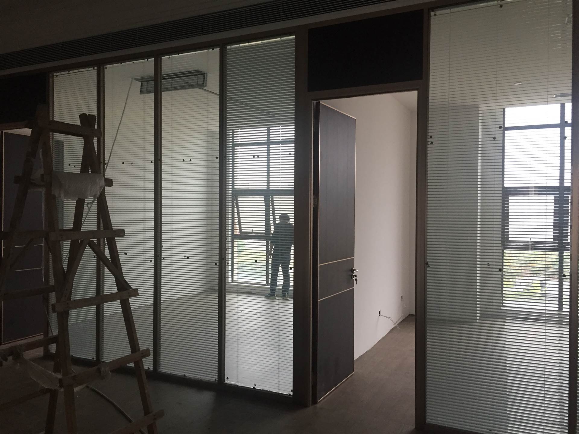 深圳成品玻璃隔断办公室铝合金隔墙优势特征