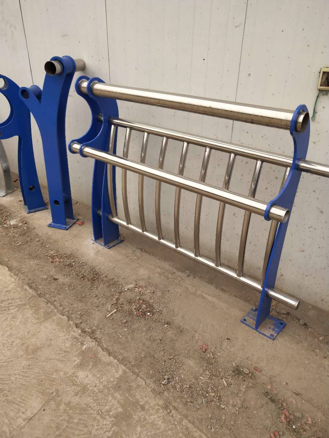 不锈钢复合管护栏生产安装