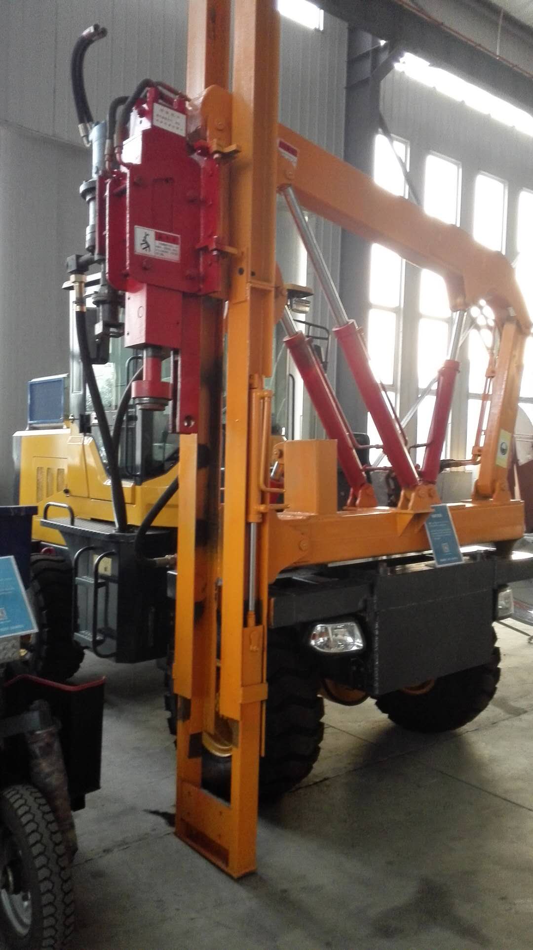 开拓创新研发设计护栏打拔钻一体机