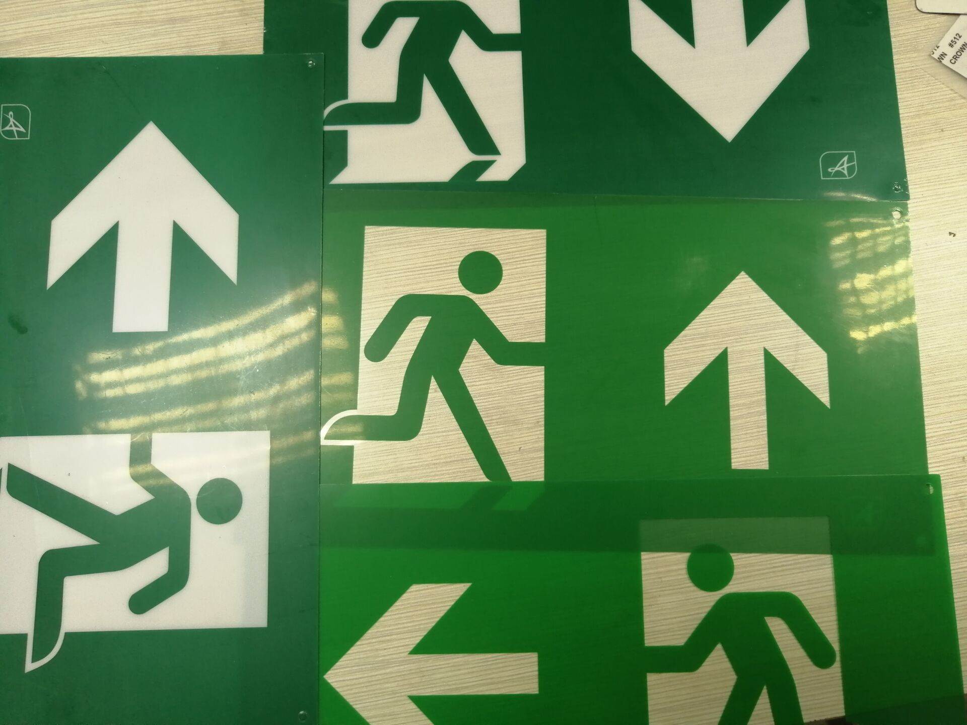 定制消防绿色通道指示牌pvc面板贴pc亚克力标牌pet塑料标贴夜光贴