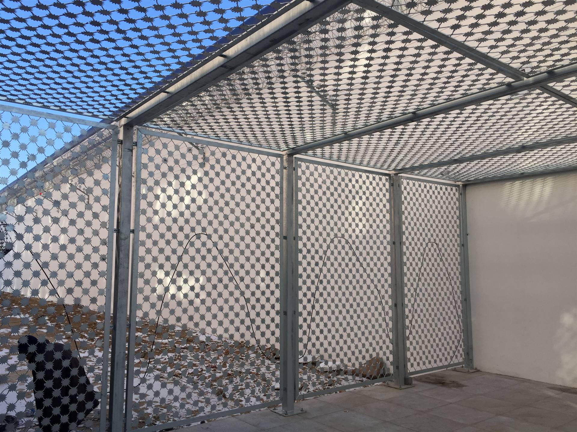 监狱梅花刺围网-监狱巡逻道网墙厂家