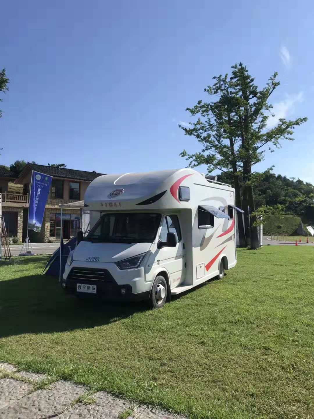 q4:依维柯房车尺寸图1,新款c型式大顶依维柯房车车辆外观相较为一般c