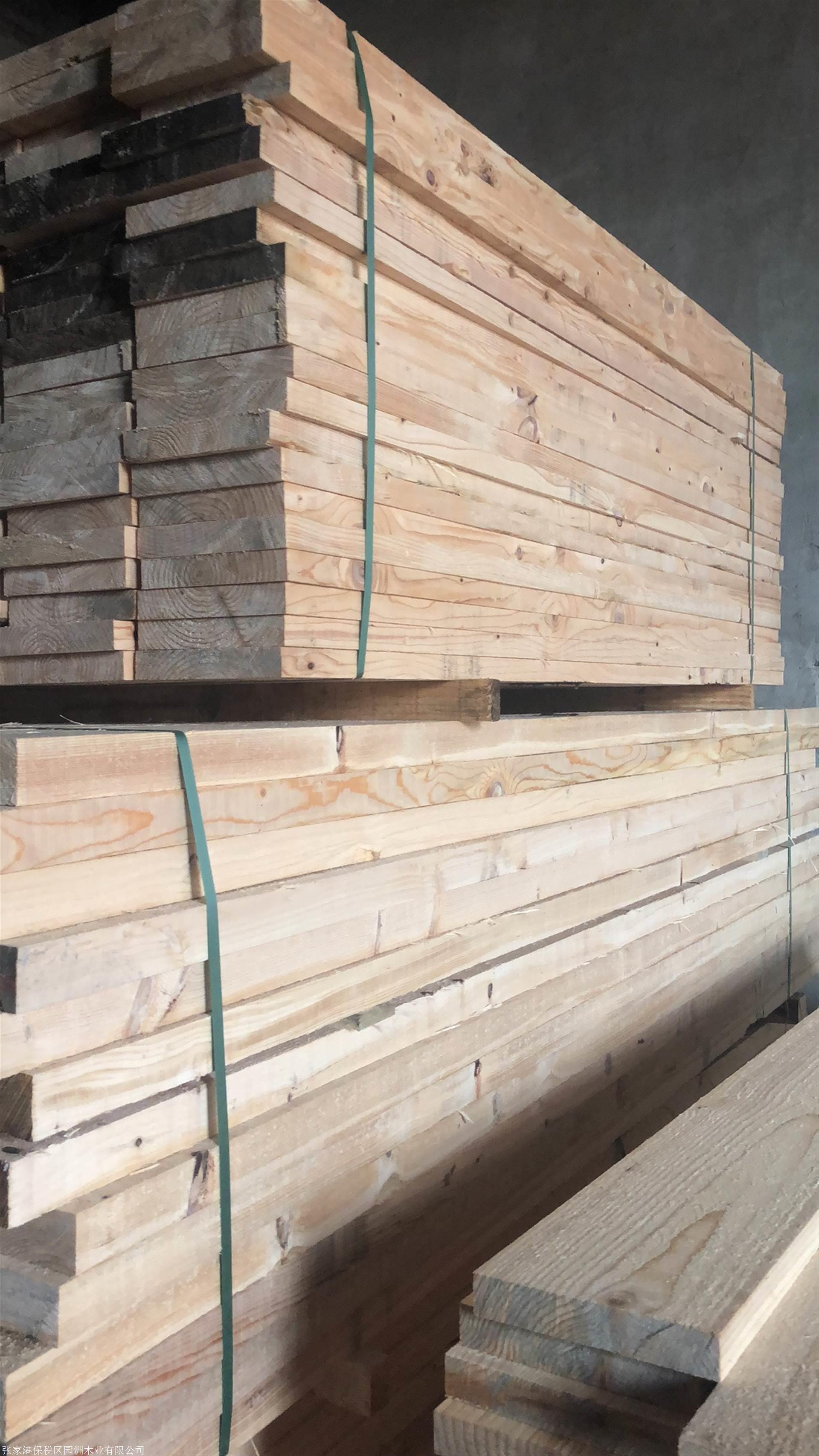 铁杉锯成木板材,木质硬,不易变形,经常被土建工程用作胶合梁,模板