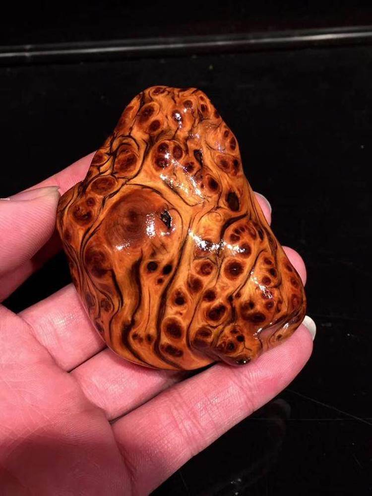 1,崖柏太行精品手把件,黄金老料,爆满瘤疤,香气扑鼻,手感舒适.