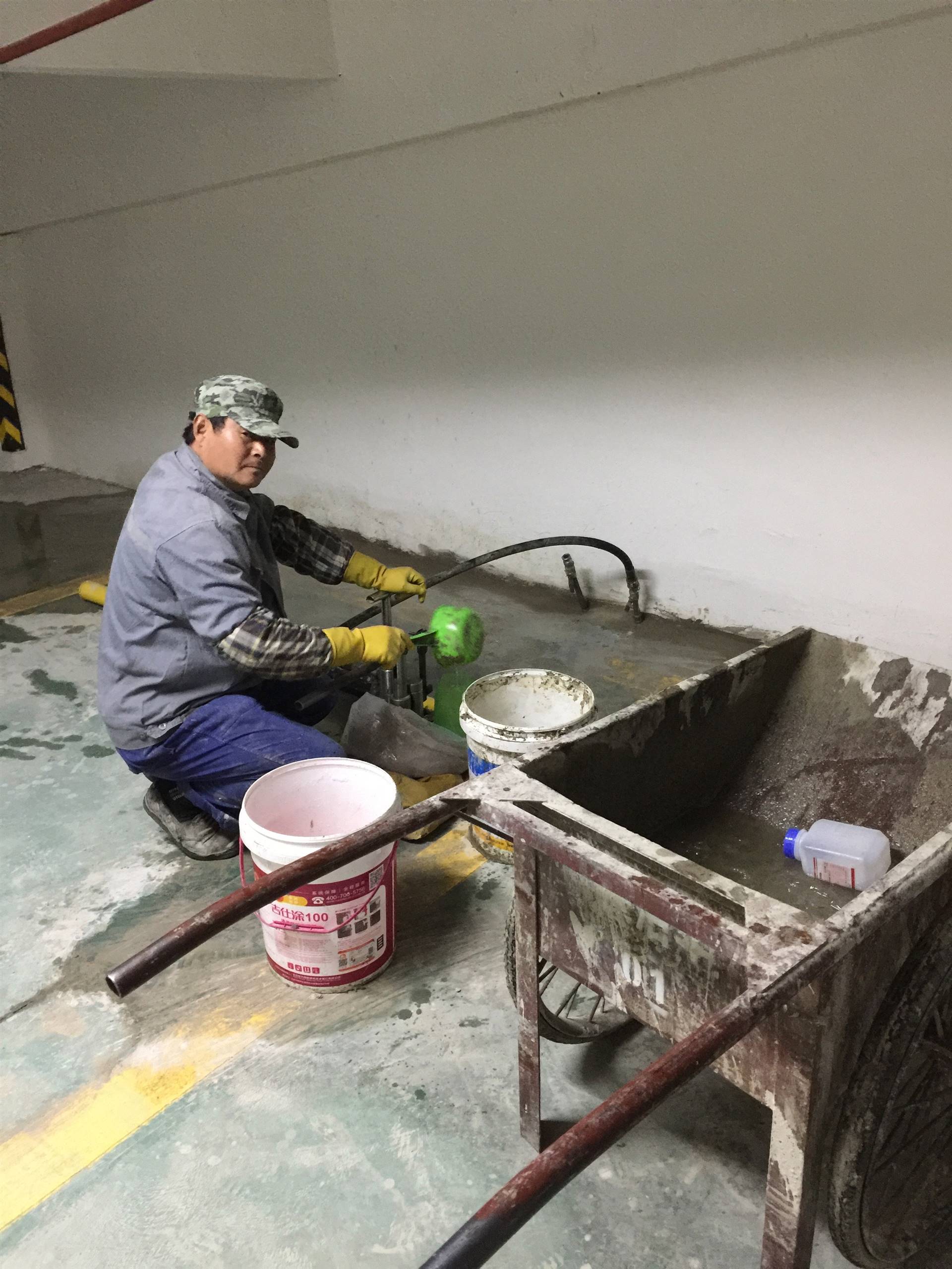 地下室墙角交接缝漏水堵漏维修