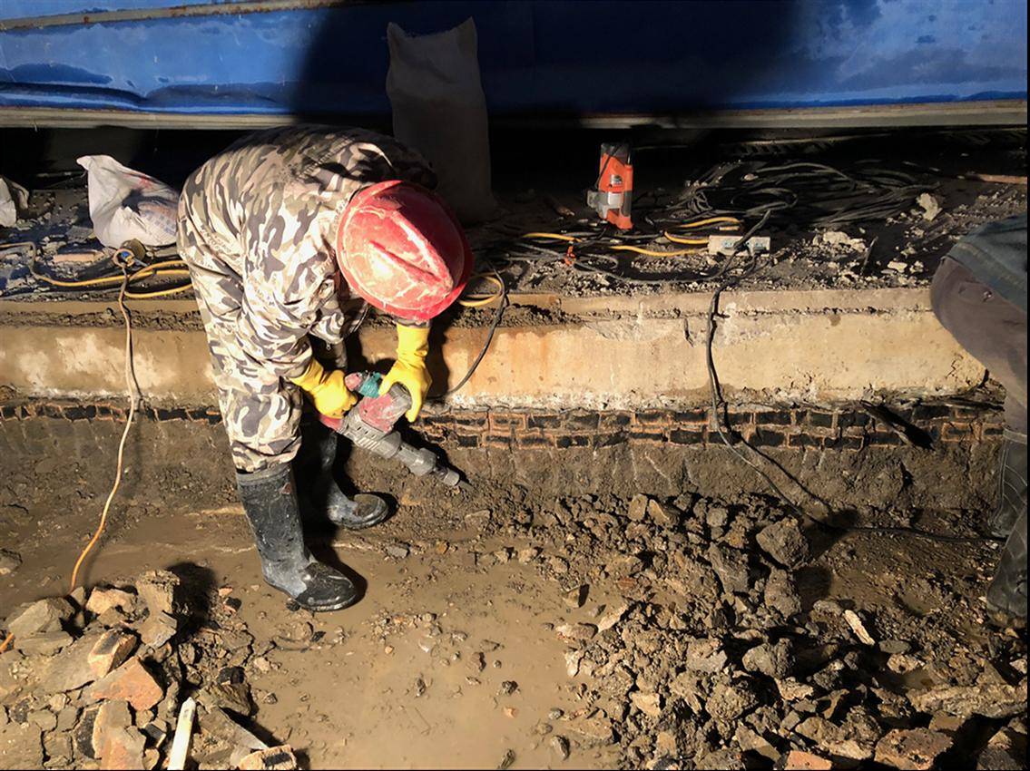 3温度应力裂缝:在砼中出现多的裂缝就是温度应力裂缝,施工中由于基础