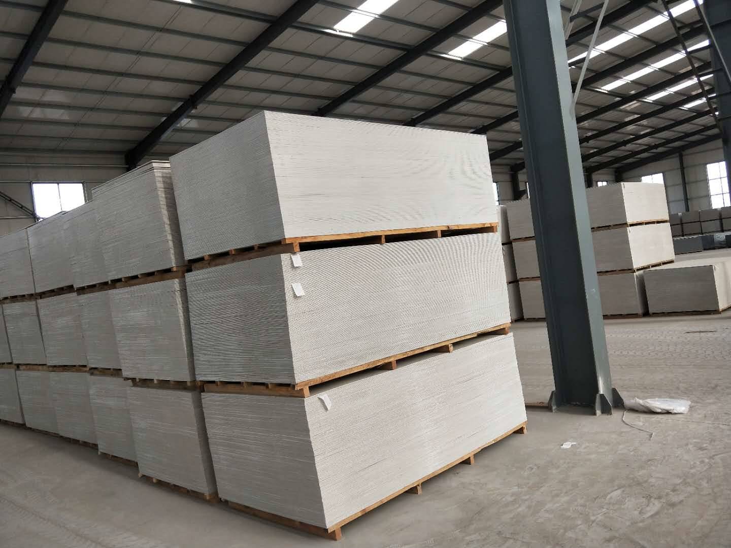 硅酸盐防火墙的整体强度比起一般墙板高,而且不容易变形,型钢埋在墙体