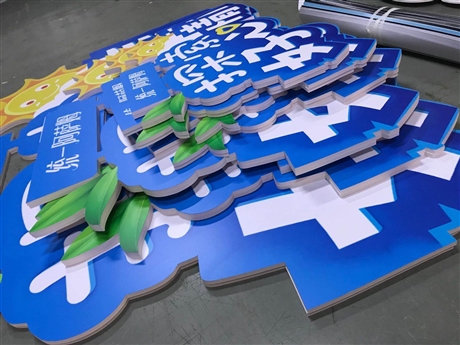 深圳桁架背景搭建公司车贴广告物料制作供应商深圳多美佳喷