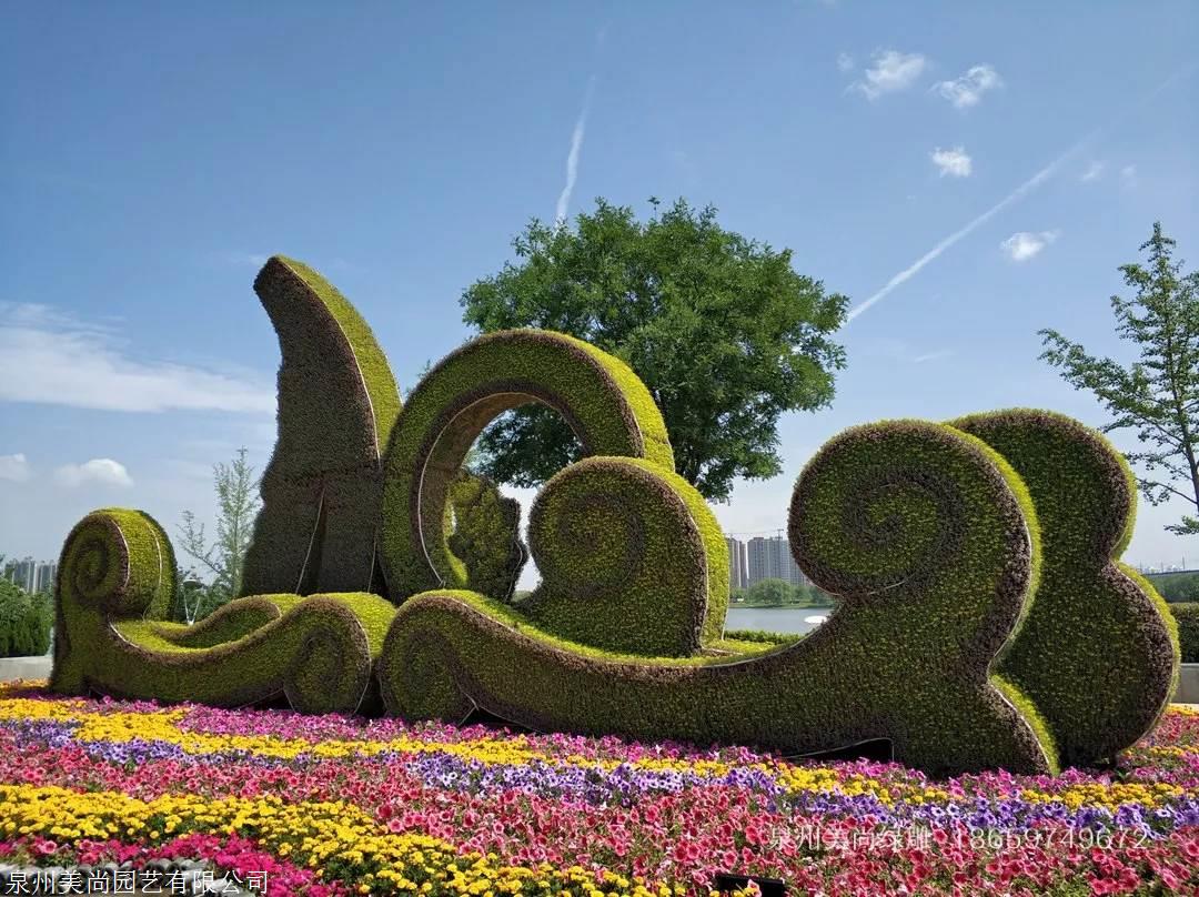 "彩虹桥"绿雕以拱门,彩虹为设计元素,以花架为表现手法,突出欢乐