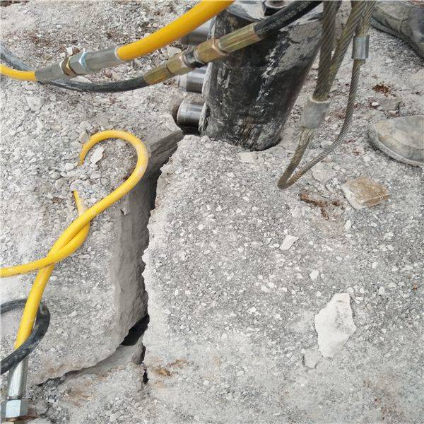 山脉开采静态爆破液压机