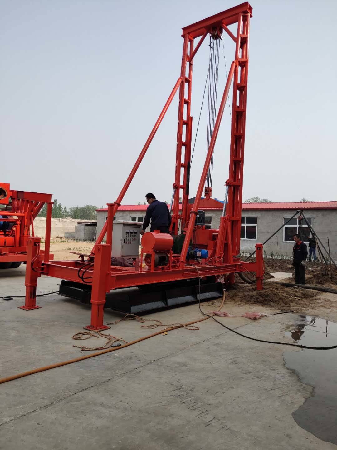 正循环钻机是将动力部分悬挂在钻架滑道内,并作上下滑动而进行钻孔