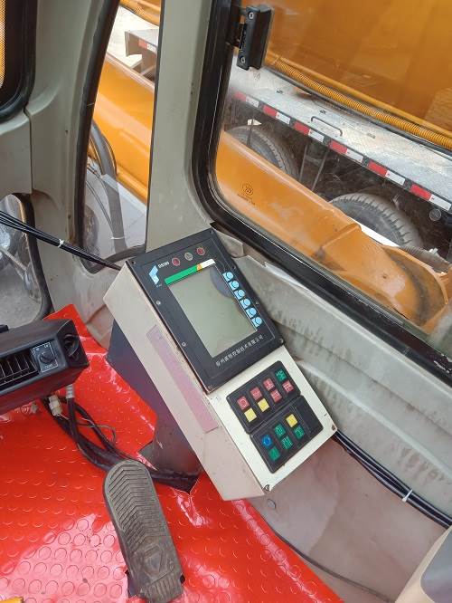 上海金山转让二手汽车吊徐工50吨吊车