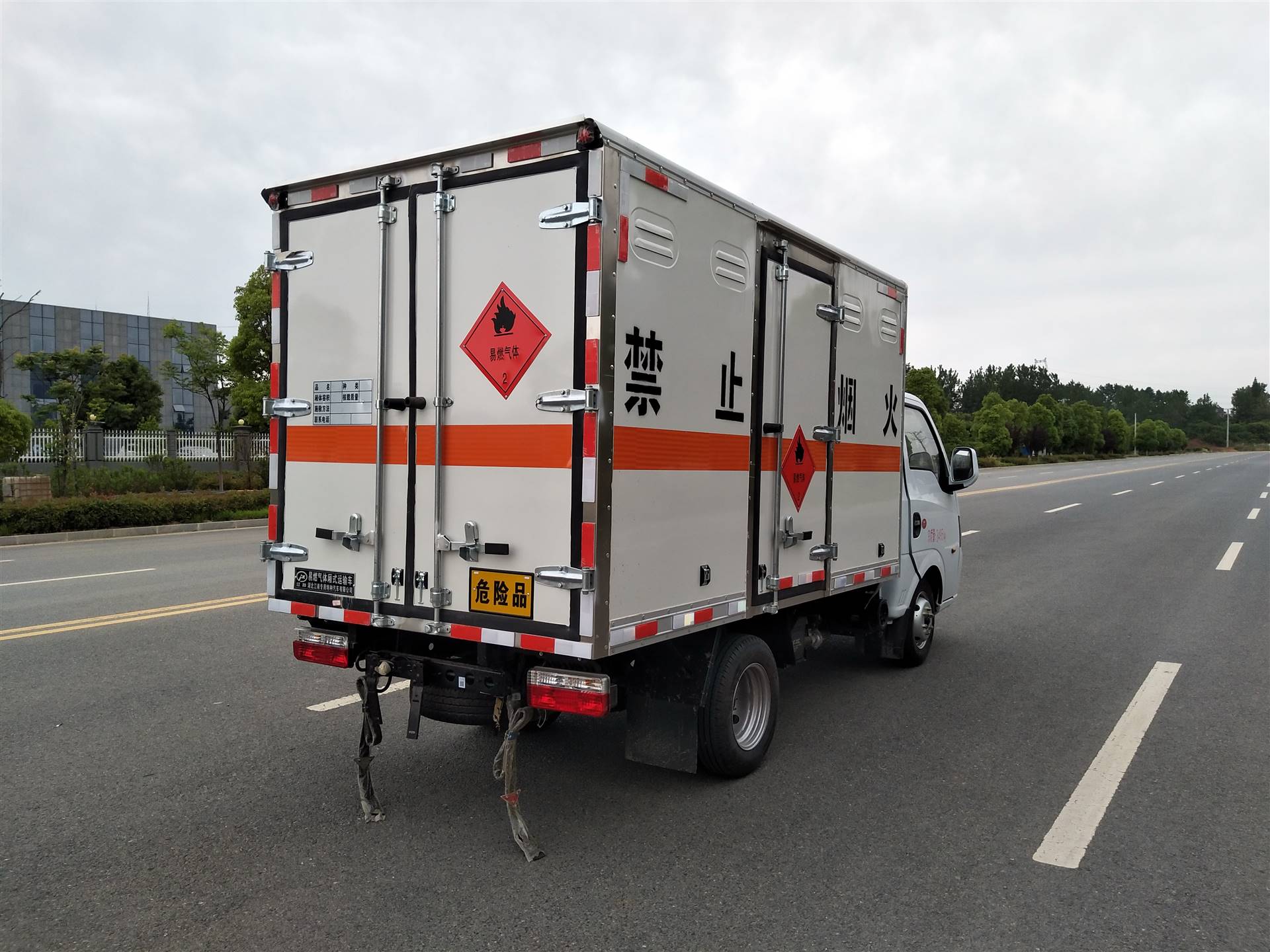 易燃气体危险品运输车厢式货车厂家
