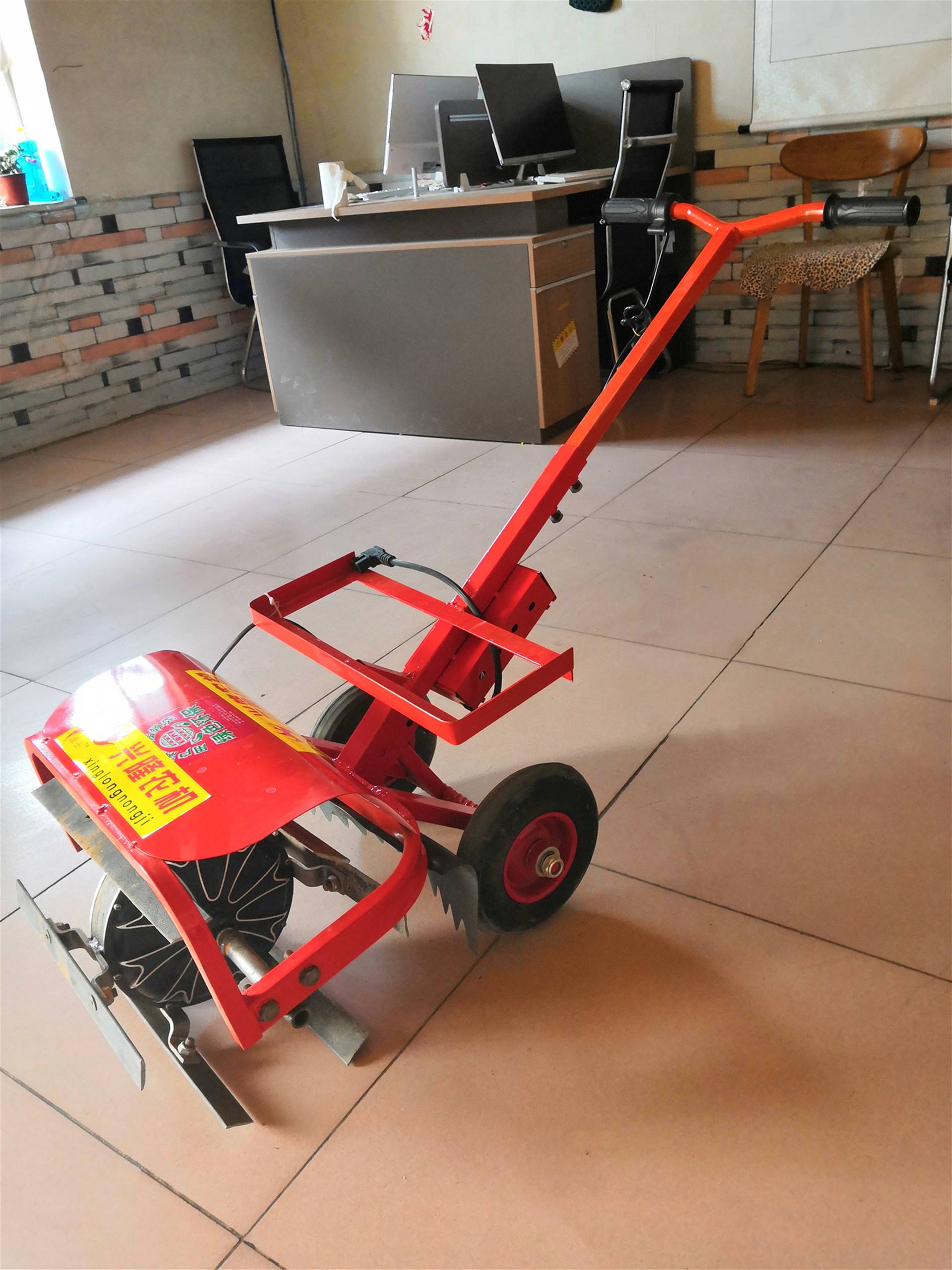 电动除草机以蓄电池作为动力源的电动割草机,特点是:工作噪音小,运行