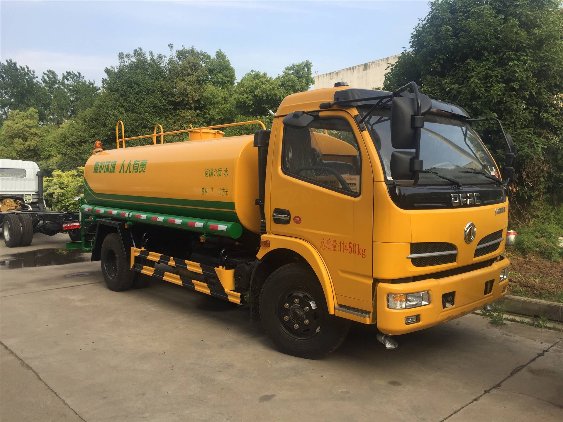 多利卡9吨洒水车