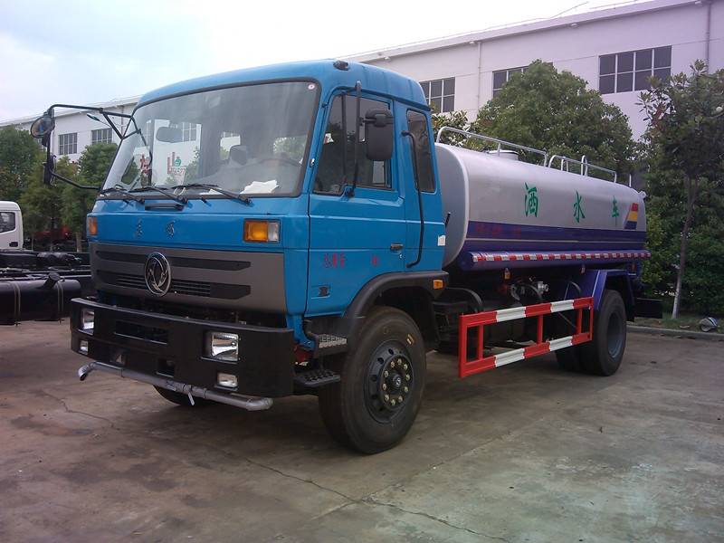 东风145老款12方洒水车夏季清凉售出