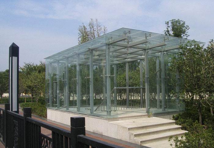 主营:高档阳光房,钢结构雨篷,阳光棚工程(玻璃雨棚,玻璃车库棚),玻璃