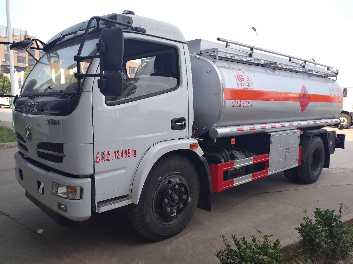 8吨油罐车首付3万提回家