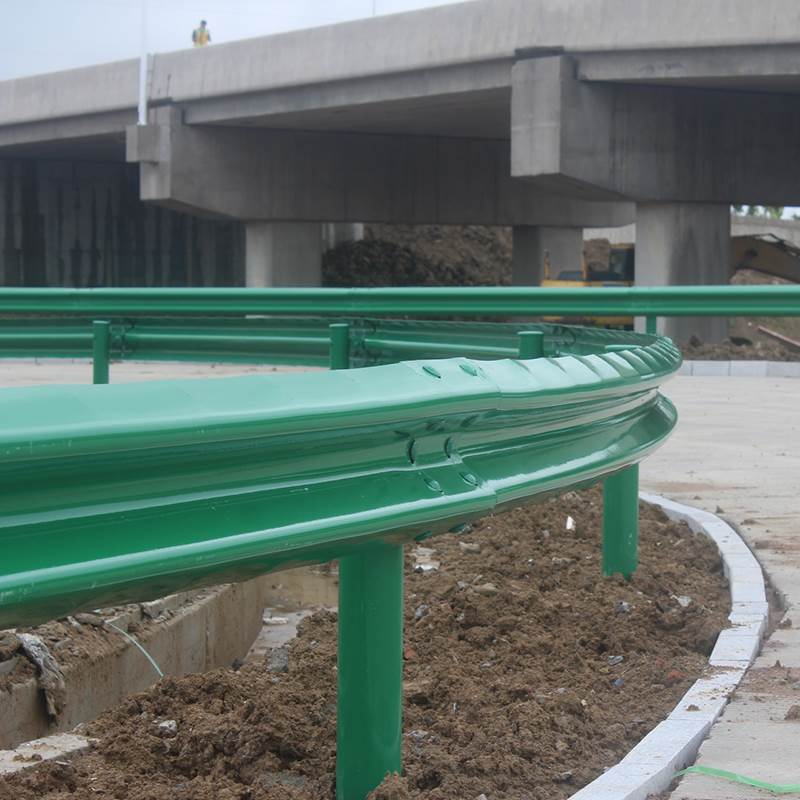 全国供应ss级墙式防撞护栏高速路护栏高速公路围栏包验收通