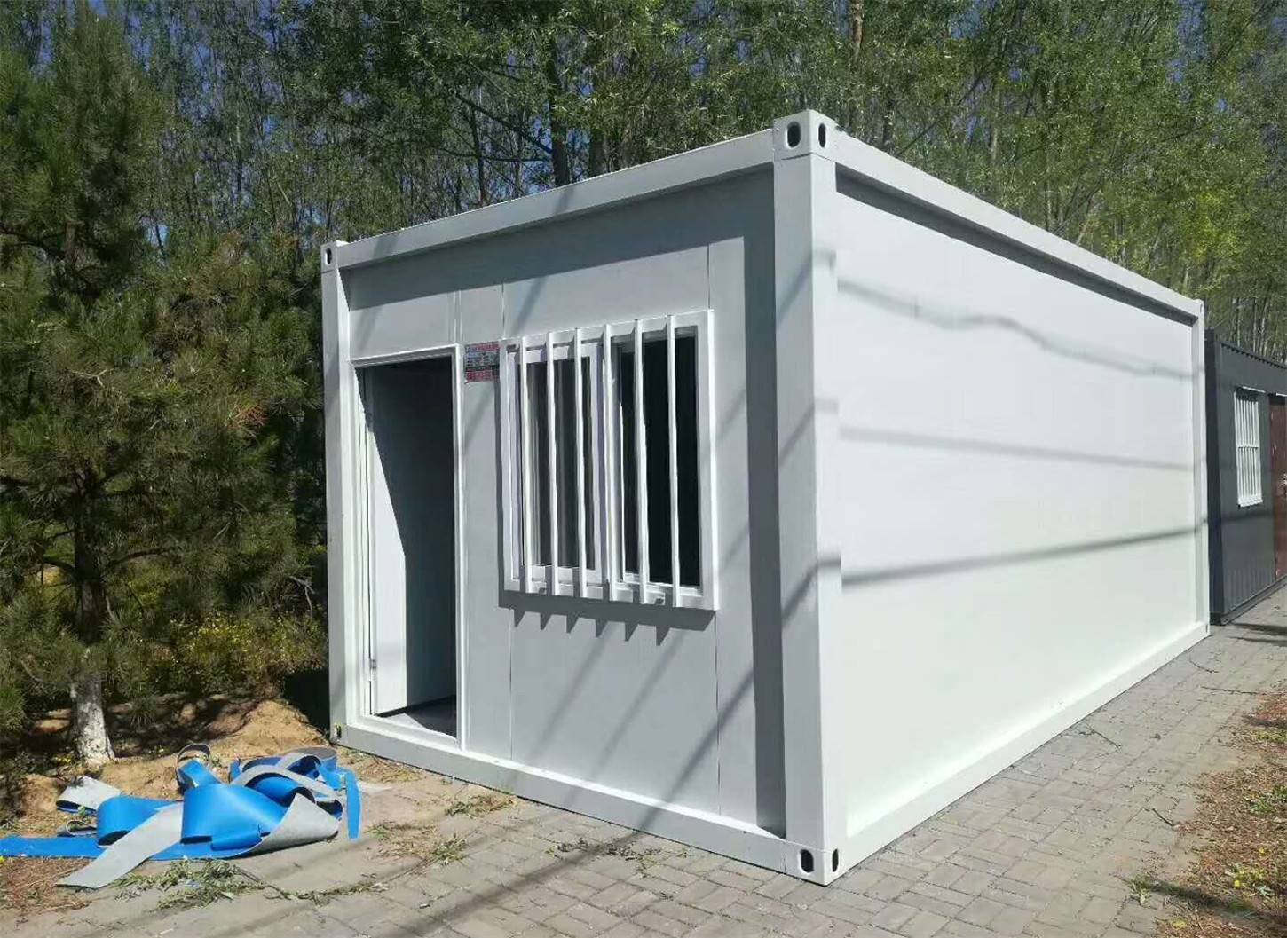 此类集装箱房常见于建筑工地作为工人的宿舍使用,也有人当做出租房屋