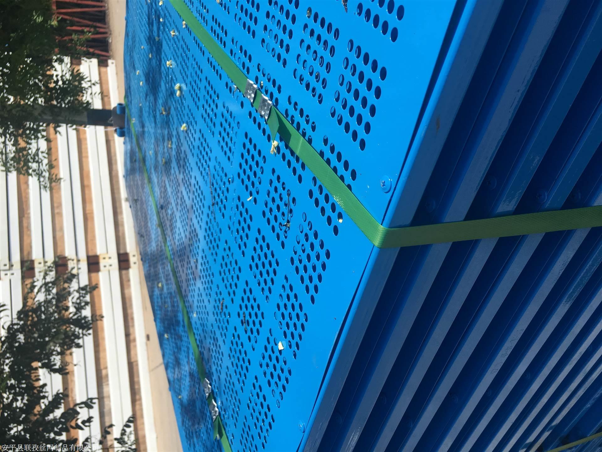 点按2步3跨设置,根据本工程实际情况,脚手架与建筑物按水平方向按3跨