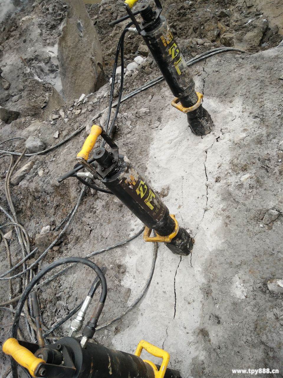 开矿山静态破碎石头