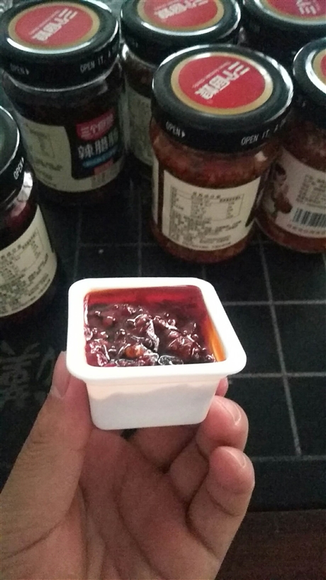 LVI牛肉酱封口机 塑料杯装牛肉酱 全自动灌装封口设备