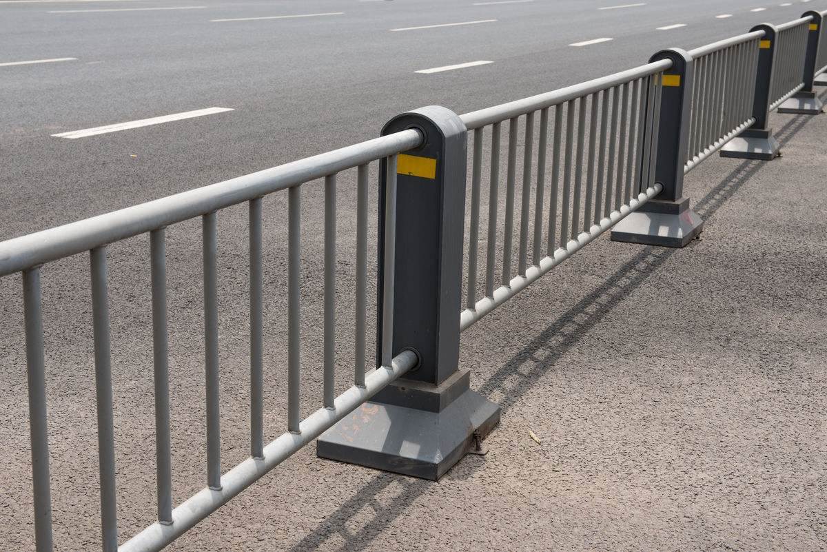 三门峡市政护栏网多少钱a道路隔离栏多少钱a定做道路隔离栏