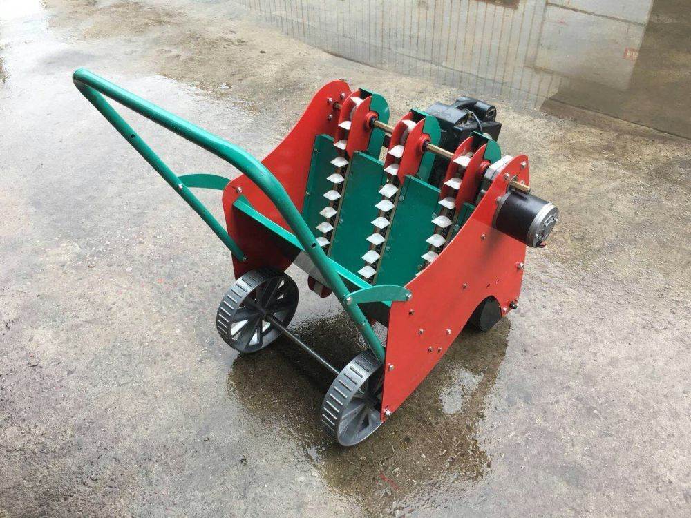 汽油自走式大蒜播种机手扶车带大蒜种植机