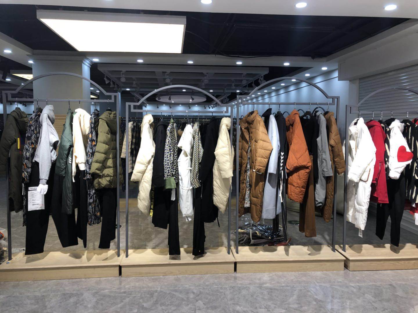 杭州品牌折扣女装挑款 相约四季冬装品牌折扣店 加盟合约