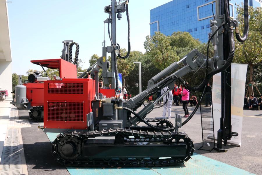 贵州顶锤钻机结构特点