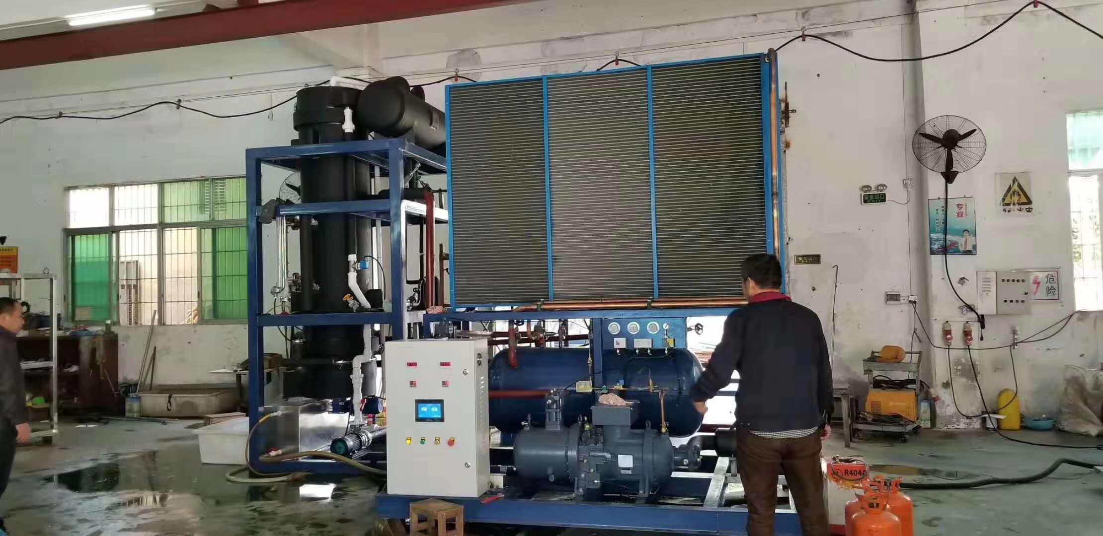 制冰机热力膨胀阀安装在蒸发器入口,常称为膨胀阀,主要作用有两个